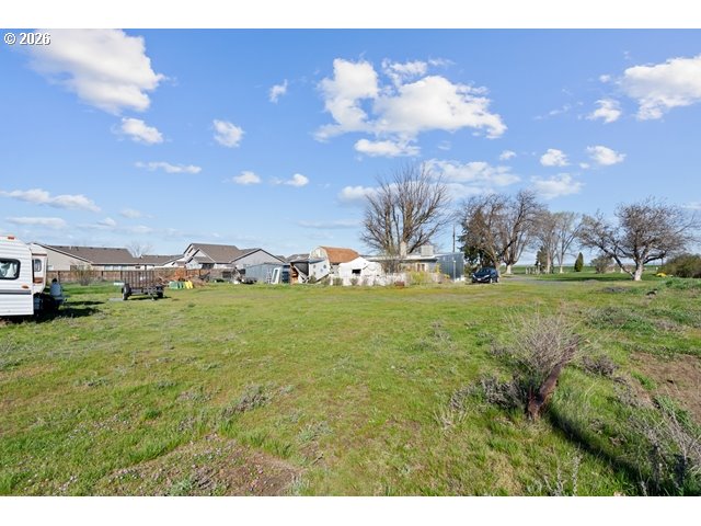 526 East Punkin Center Road Hermiston, OR 97838 - Photo 30 of 48 a view of a big yard with table and chairs