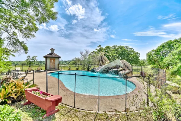 a view of a backyard