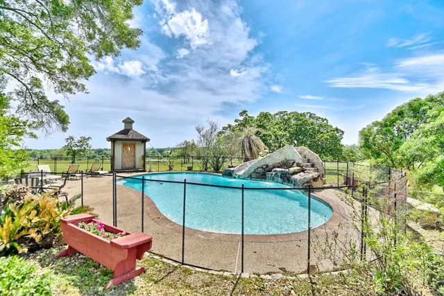 a view of a backyard