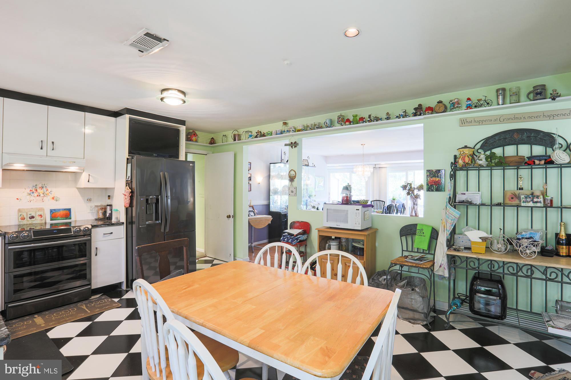 7940 Stevenson Road Pikesville, MD 21208 - Photo 8 of 55 Spacious eat-in kitchen