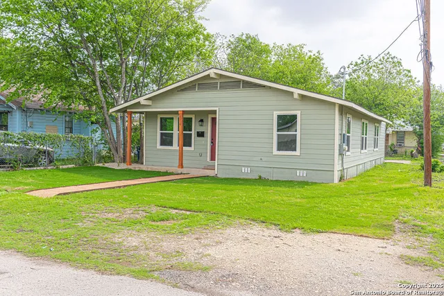 a view of a house with a yard