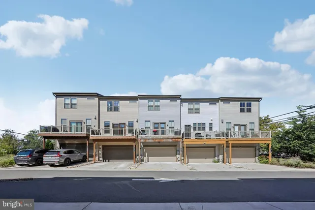 $3,300 | 127 Tolocka Terrace Northeast, Leesburg, VA 20176