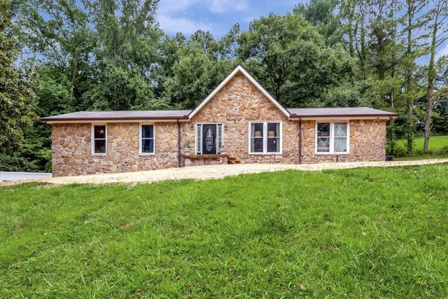 $439,900 | 6125 Highway 41 A, Pleasant View, TN 37146