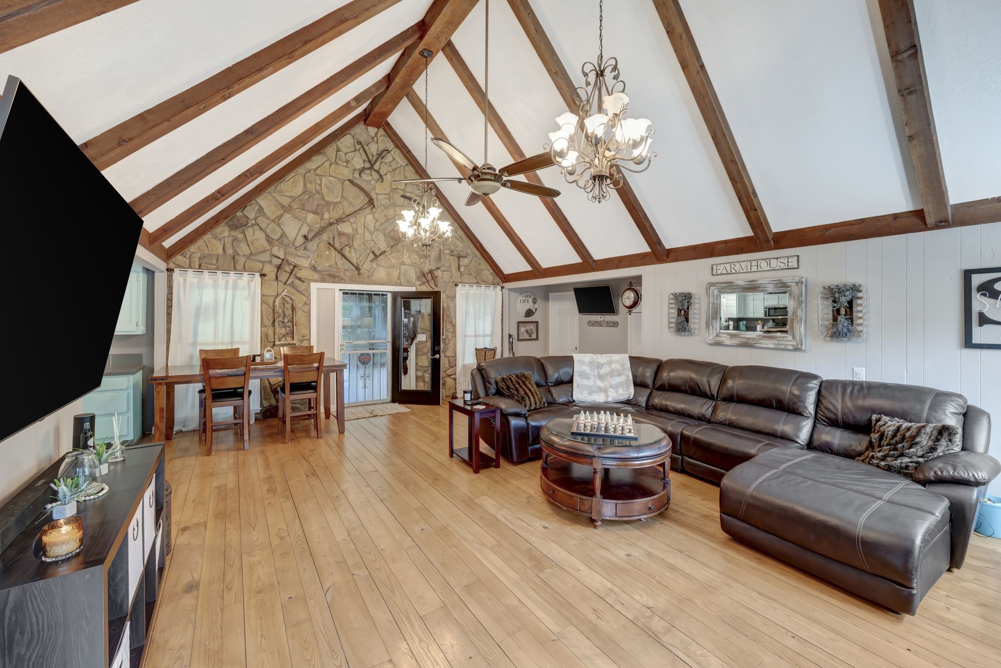 6125 Highway 41 A Pleasant View, TN 37146 - Photo 4 of 32 a living room with furniture and a flat screen tv