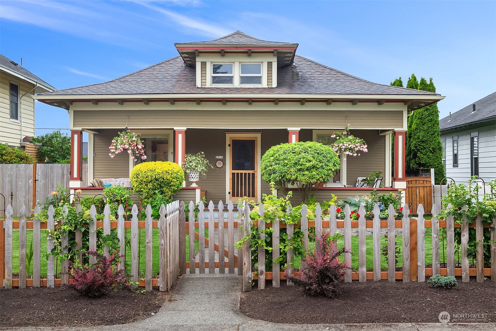2510 Baker Avenue Everett, WA 98201 - Photo 2 of 37 front view of a house