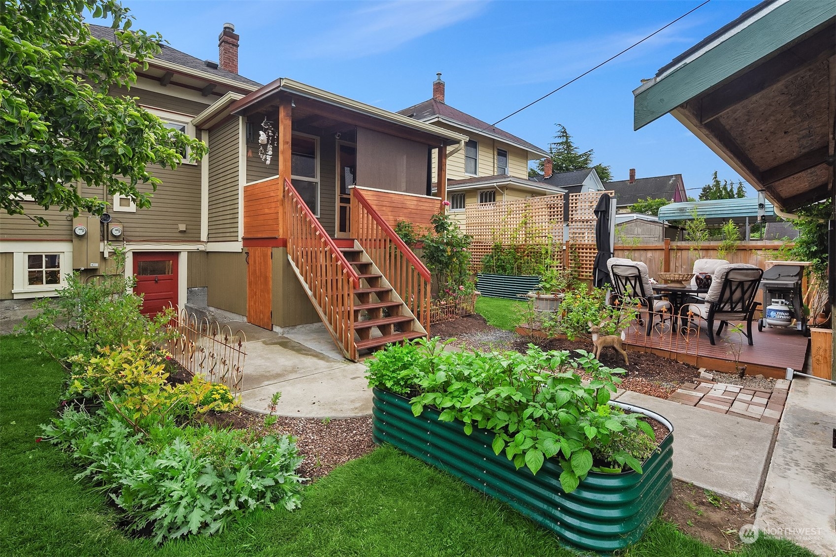 2510 Baker Avenue Everett, WA 98201 - Photo 34 of 37 a front view of a house with garden