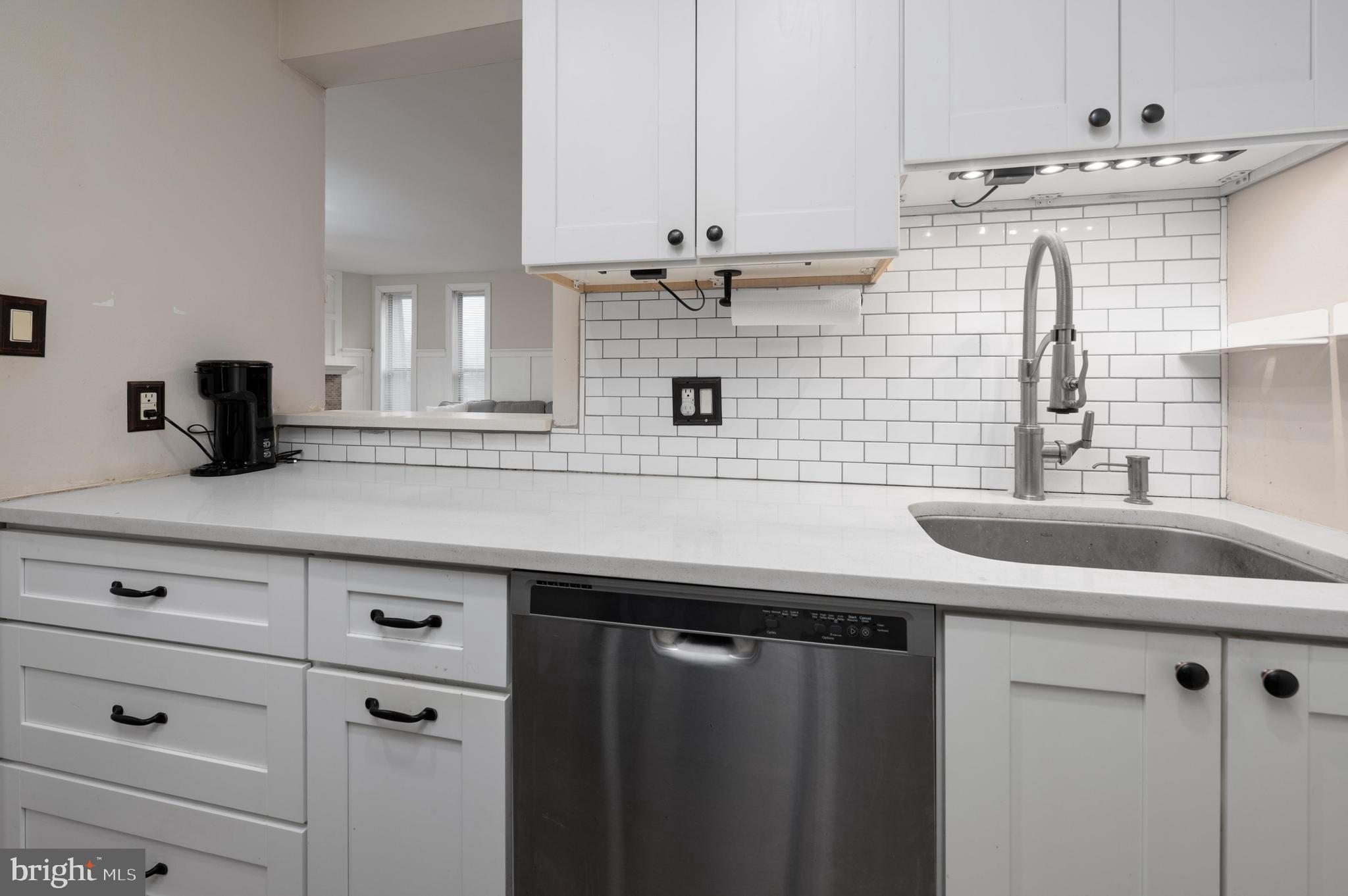 25 South Church Road, Unit 72 Maple Shade, NJ 08052 - Photo 13 of 21 Decorative Backsplash and Quartz Counters