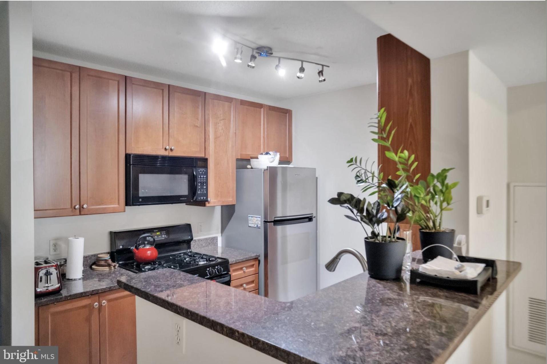 Modern kitchen with granite + gas cooking