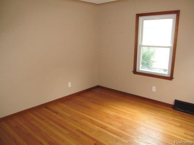 838 Columbia Road Berkley, MI 48072 - Photo 17 of 25 261-929756 - Living Room.JPG