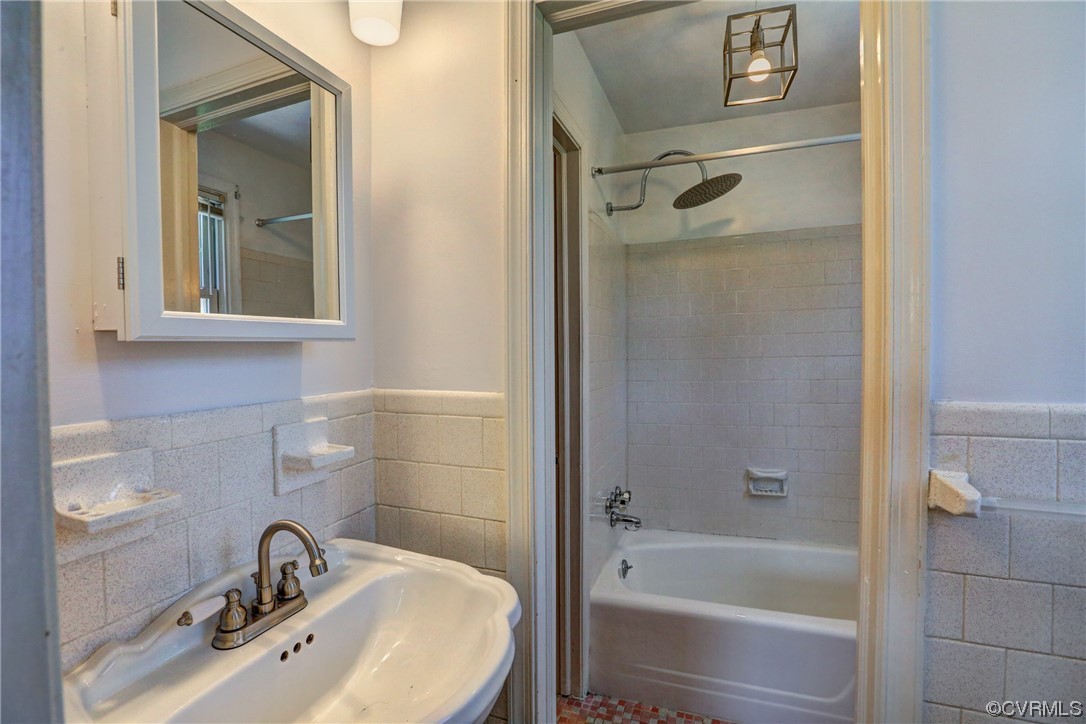 8207 Colebrook Road Richmond, VA 23227 - Photo 20 of 35 a bathroom with a sink and a bathtub