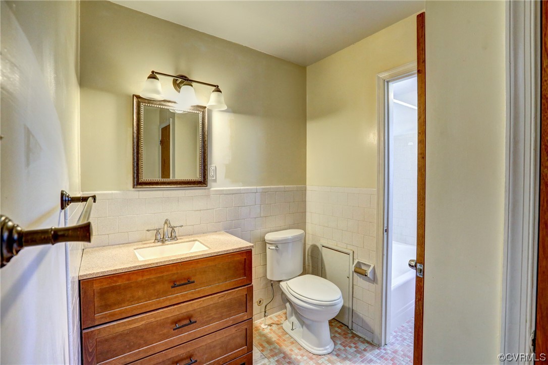 8207 Colebrook Road Richmond, VA 23227 - Photo 22 of 35 a bathroom with a toilet a sink and mirror