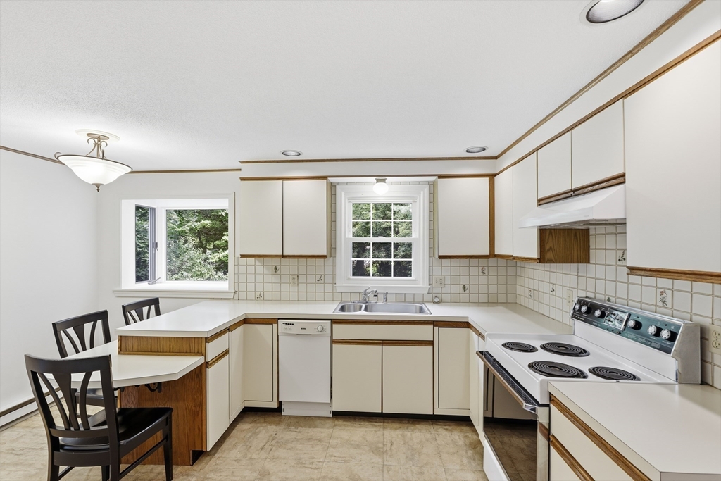 12 Hemlock Road Westford, MA 01886 - Photo 9 of 37