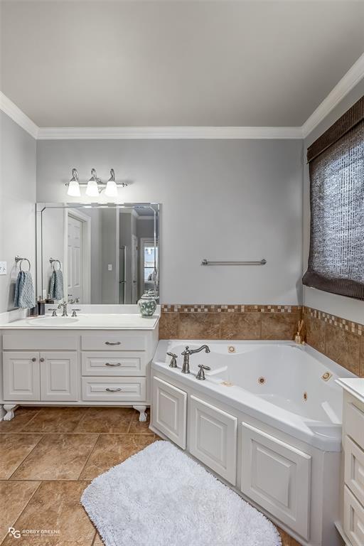 425 Kingston Road Benton, LA 71006 - Photo 20 of 35 a bathroom with a bathtub and a sink