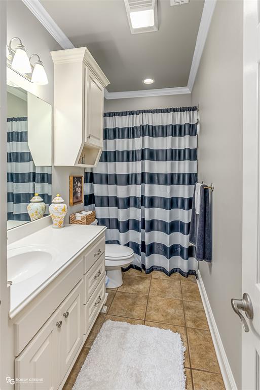 425 Kingston Road Benton, LA 71006 - Photo 25 of 35 a bathroom with a bathtub and a sink
