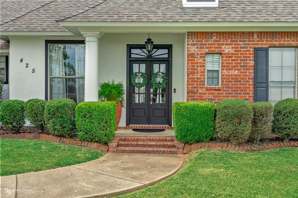 425 Kingston Road Benton, LA 71006 - Photo 3 of 35 a front view of a house with a yard