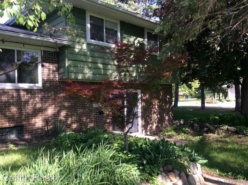 1257 Peavy Road Howell, MI 48843 - Photo 4 of 41 IMG_0293.jpg