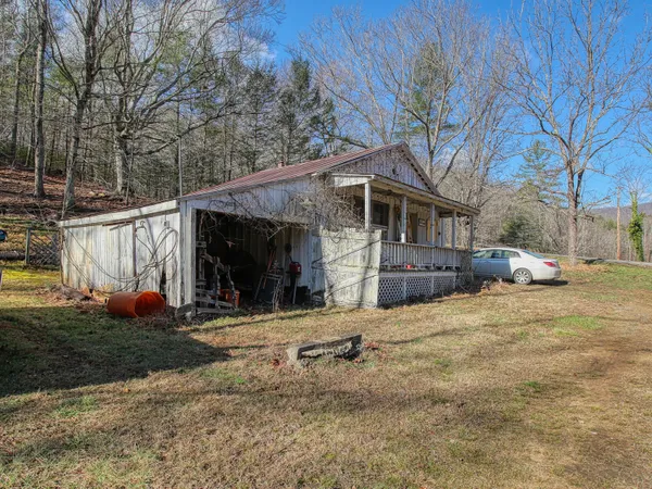 a view of a backyard