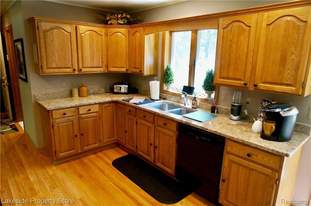 2869 West Avon Road Rochester, MI 48309 - Photo 18 of 47 Oak Cabinets