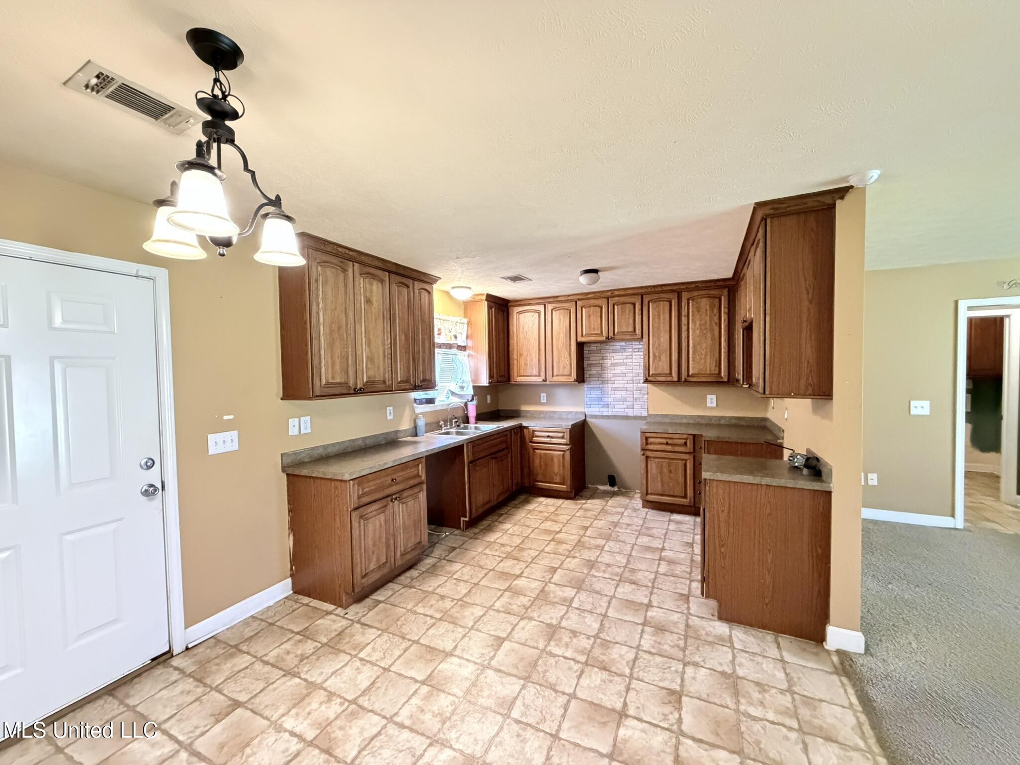 111 Kelly Cove Canton, MS 39046 - Photo 4 of 13 IMG_6729