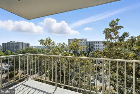 $299,999 | 2059 Huntington Avenue, Unit 707, Alexandria, VA 22303