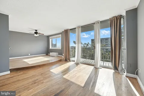 $299,999 | 2059 Huntington Avenue, Unit 707, Alexandria, VA 22303