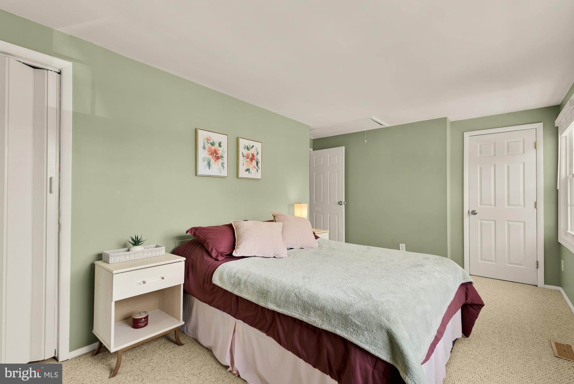 8100 Loving Forest Court Springfield, VA 22153 - Photo 19 of 33 a bedroom with a bed and a window