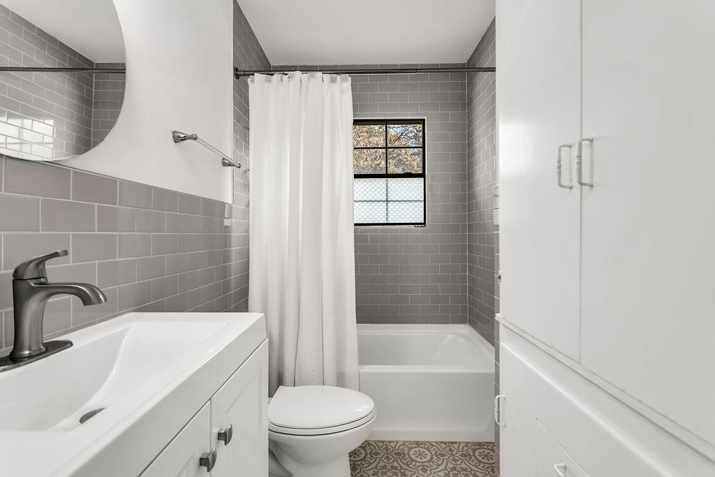 9440 Magnolia Road Frisco, TX 75033 - Photo 17 of 29 a bathroom with a sink a toilet and shower