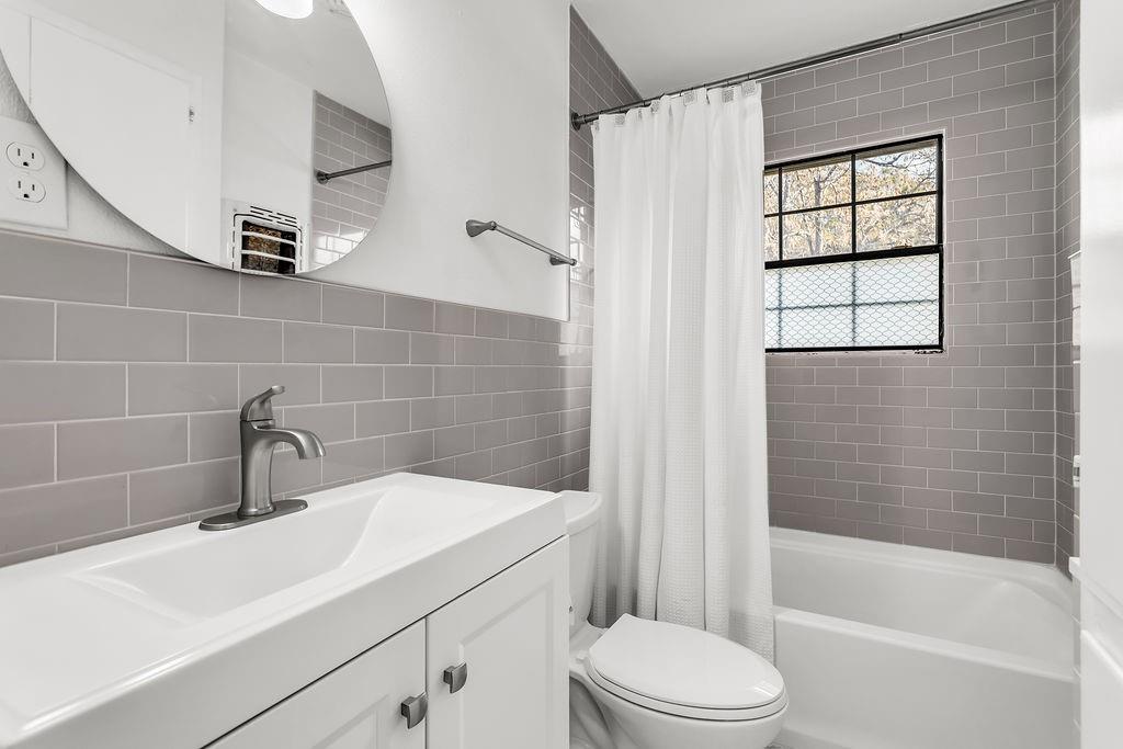 9440 Magnolia Road Frisco, TX 75033 - Photo 18 of 29 a bathroom with a sink toilet and shower