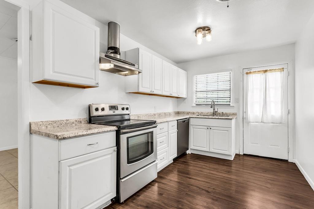 9440 Magnolia Road Frisco, TX 75033 - Photo 6 of 29 a kitchen with granite countertop white cabinets and white appliances