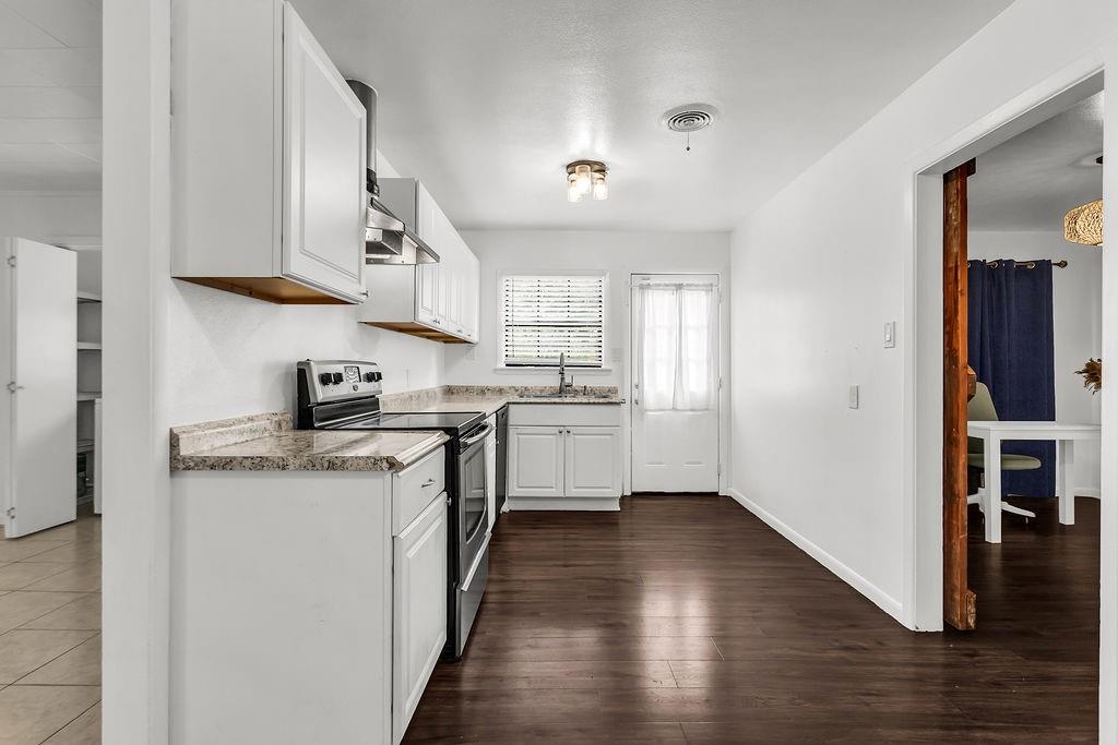 9440 Magnolia Road Frisco, TX 75033 - Photo 7 of 29 a kitchen with stainless steel appliances granite countertop a stove and a refrigerator