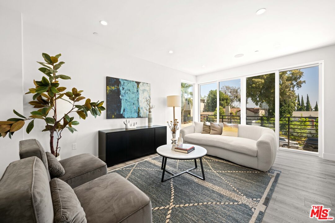 1959-2 South Preuss Road Los Angeles, CA 90034 - Photo 3 of 33