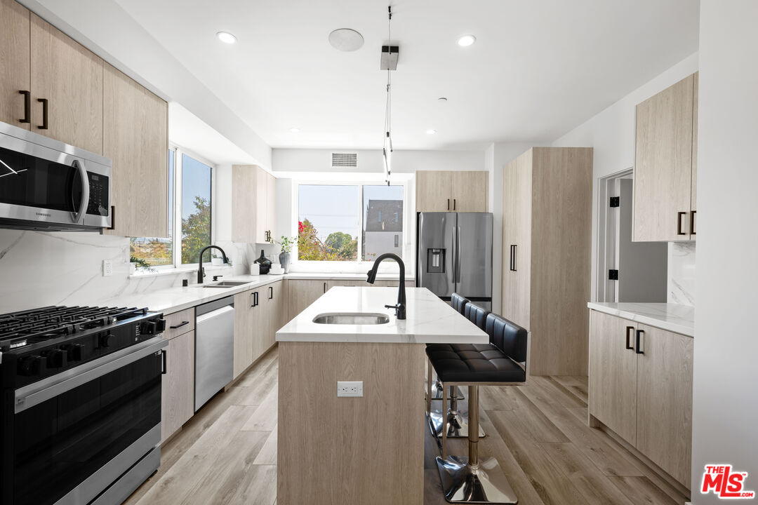 1959-2 South Preuss Road Los Angeles, CA 90034 - Photo 7 of 33