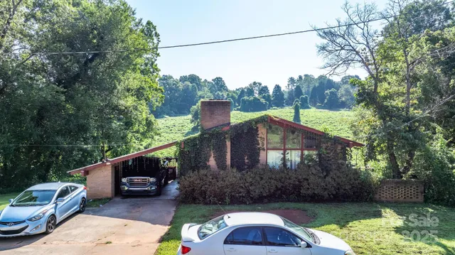 a view of house with a yard