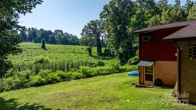 a view of a house with a backyard