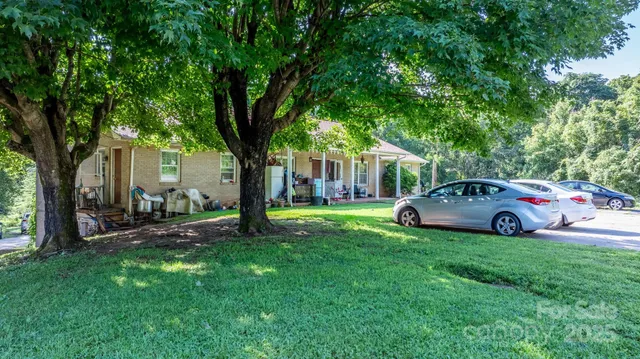 a view of a house with backyard and sitting area