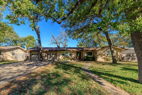 $950,000 | 106 Bob White Trail, Fredericksburg, TX 78624