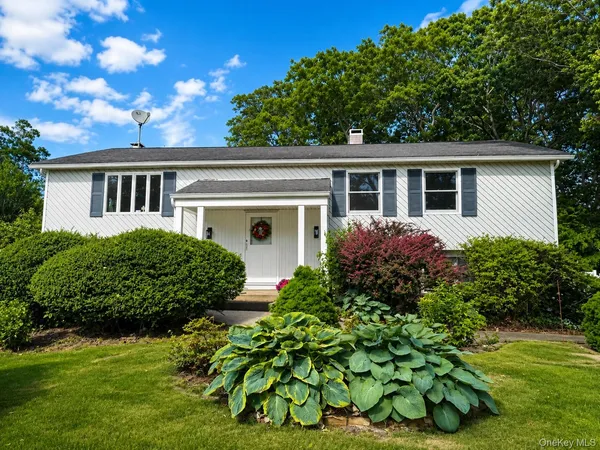 $760,000 | 27 Wedgewood Drive, Coram, NY 11727
