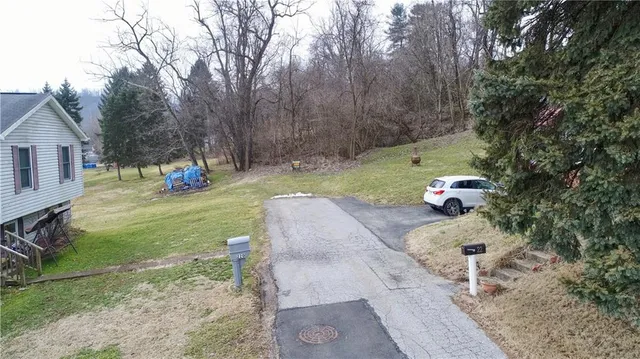 a view of a backyard