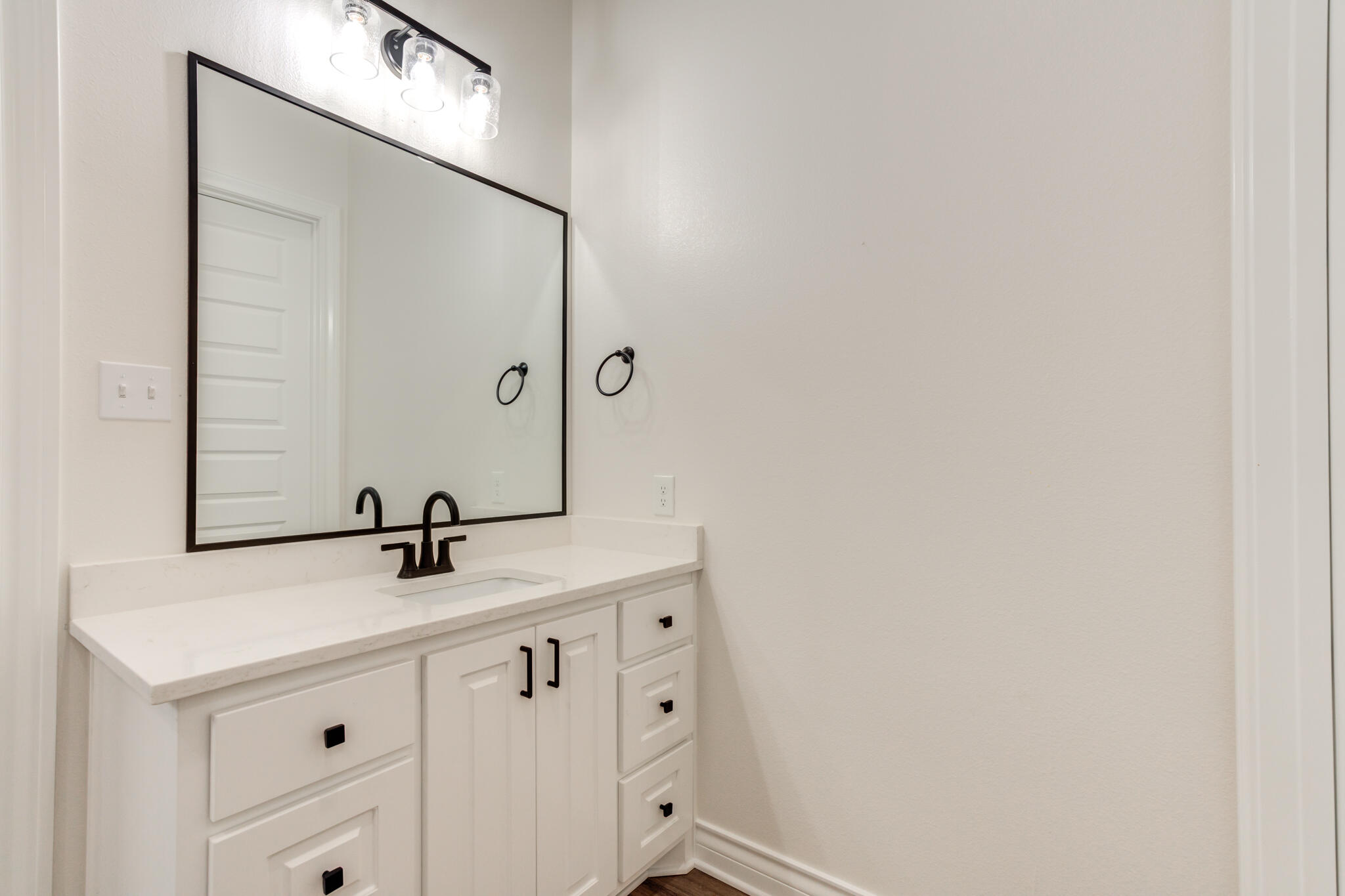 5716 119th Street Lubbock, TX 79424 - Photo 28 of 39 5716-119th-St_Lubbock-TX_24_Primary-Bath
