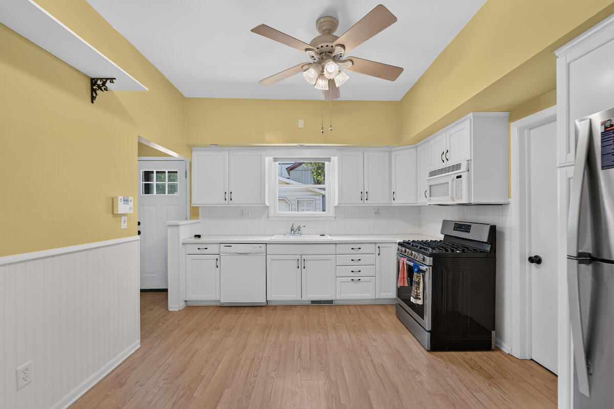 1526 Wisconsin Avenue Racine, WI 53403 - Photo 7 of 18 Kitchen
