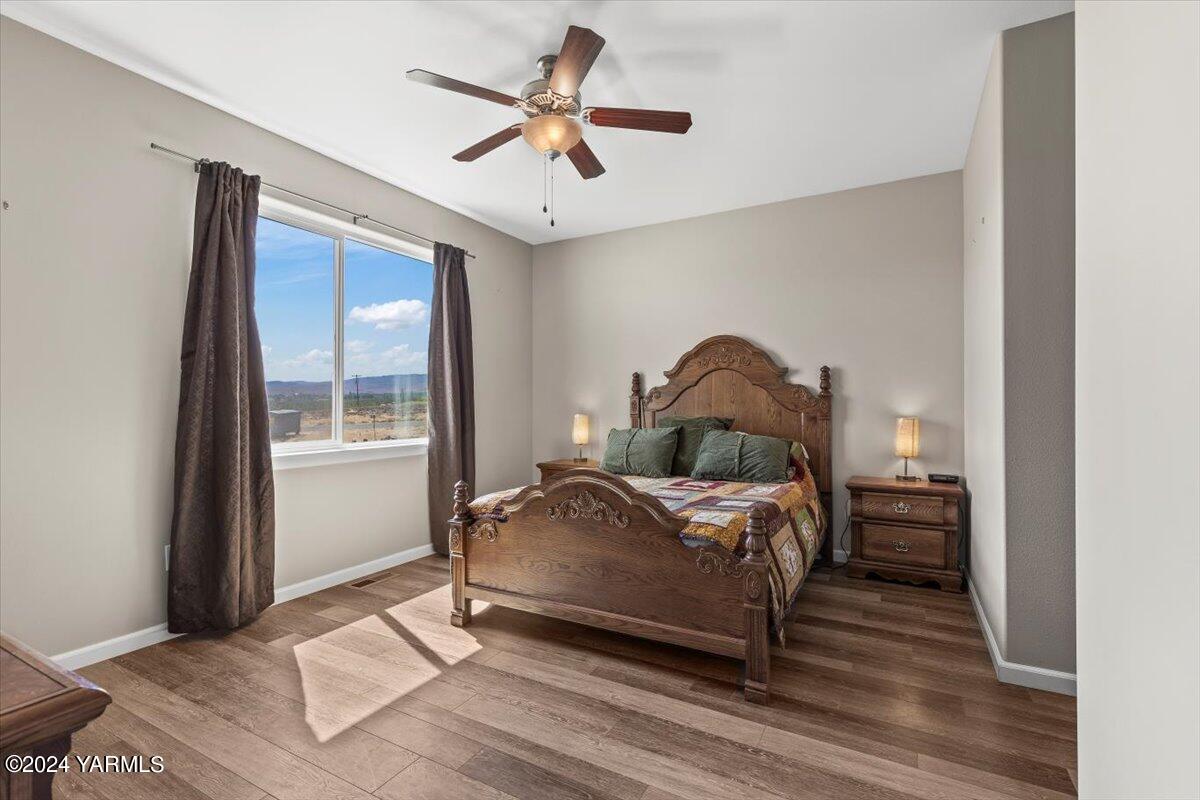 15145 Summitview Ext Road Yakima, WA 98908 - Photo 14 of 34 13- Primary Bedroom