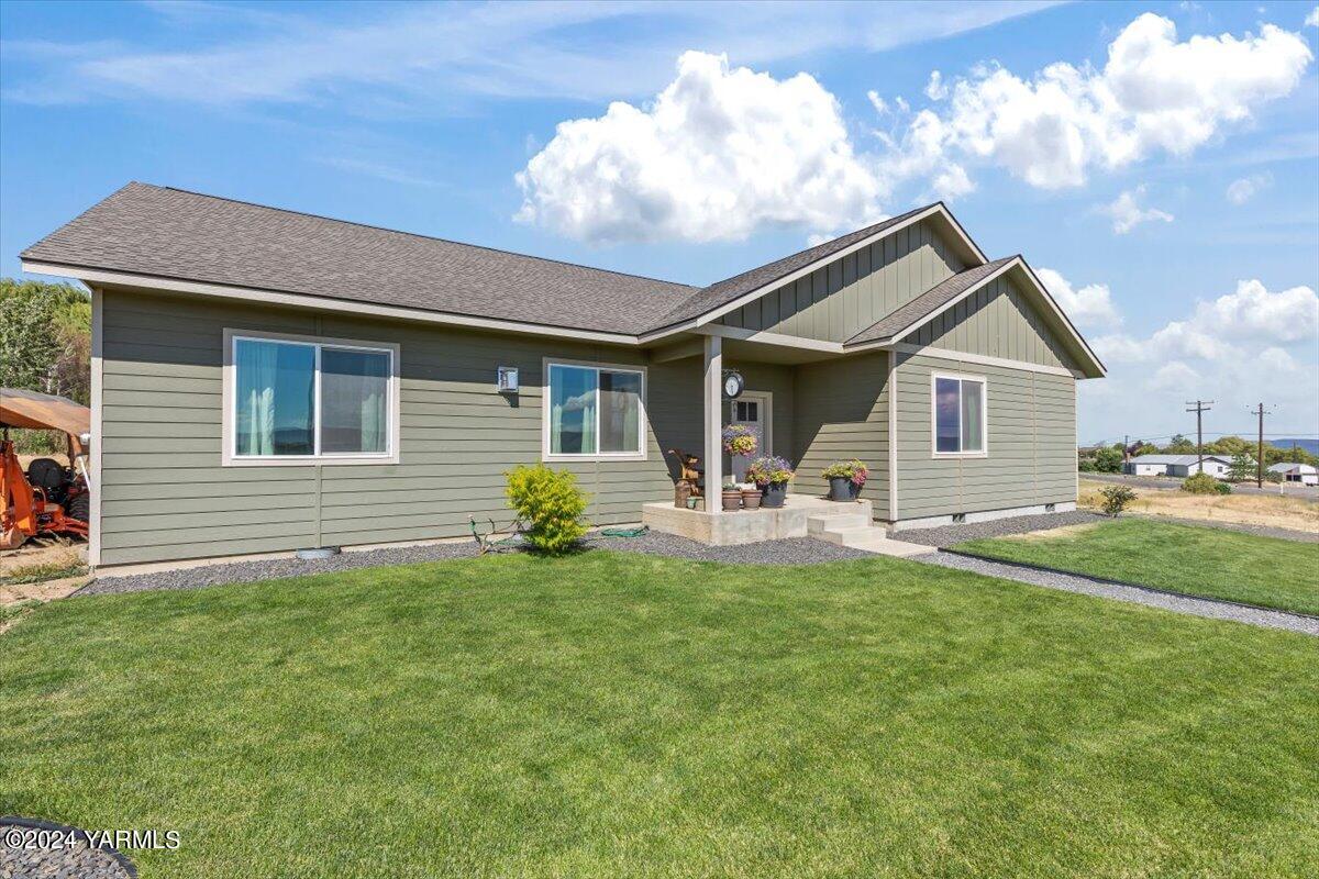 15145 Summitview Ext Road Yakima, WA 98908 - Photo 31 of 34 30- Front patio