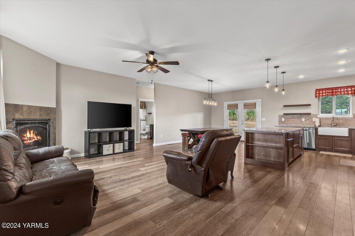 15145 Summitview Ext Road Yakima, WA 98908 - Photo 5 of 34 5- Living room and kitchen