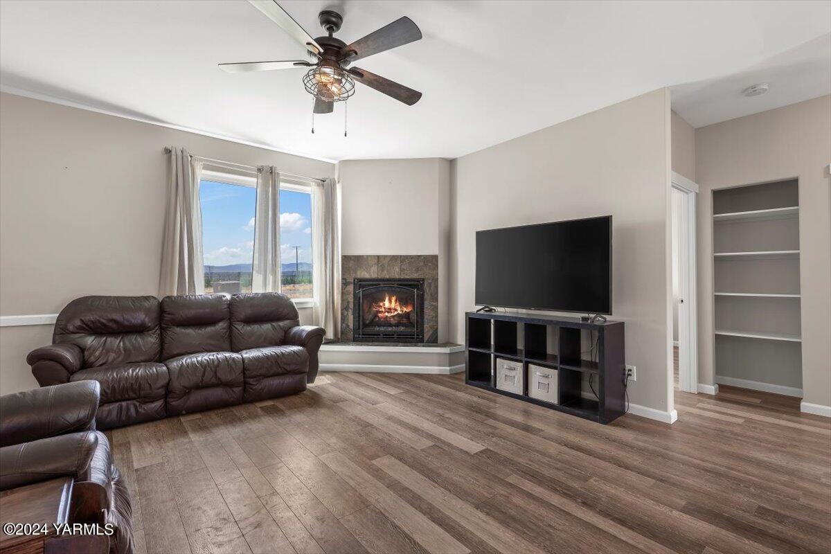 15145 Summitview Ext Road Yakima, WA 98908 - Photo 6 of 34 6- Living Room