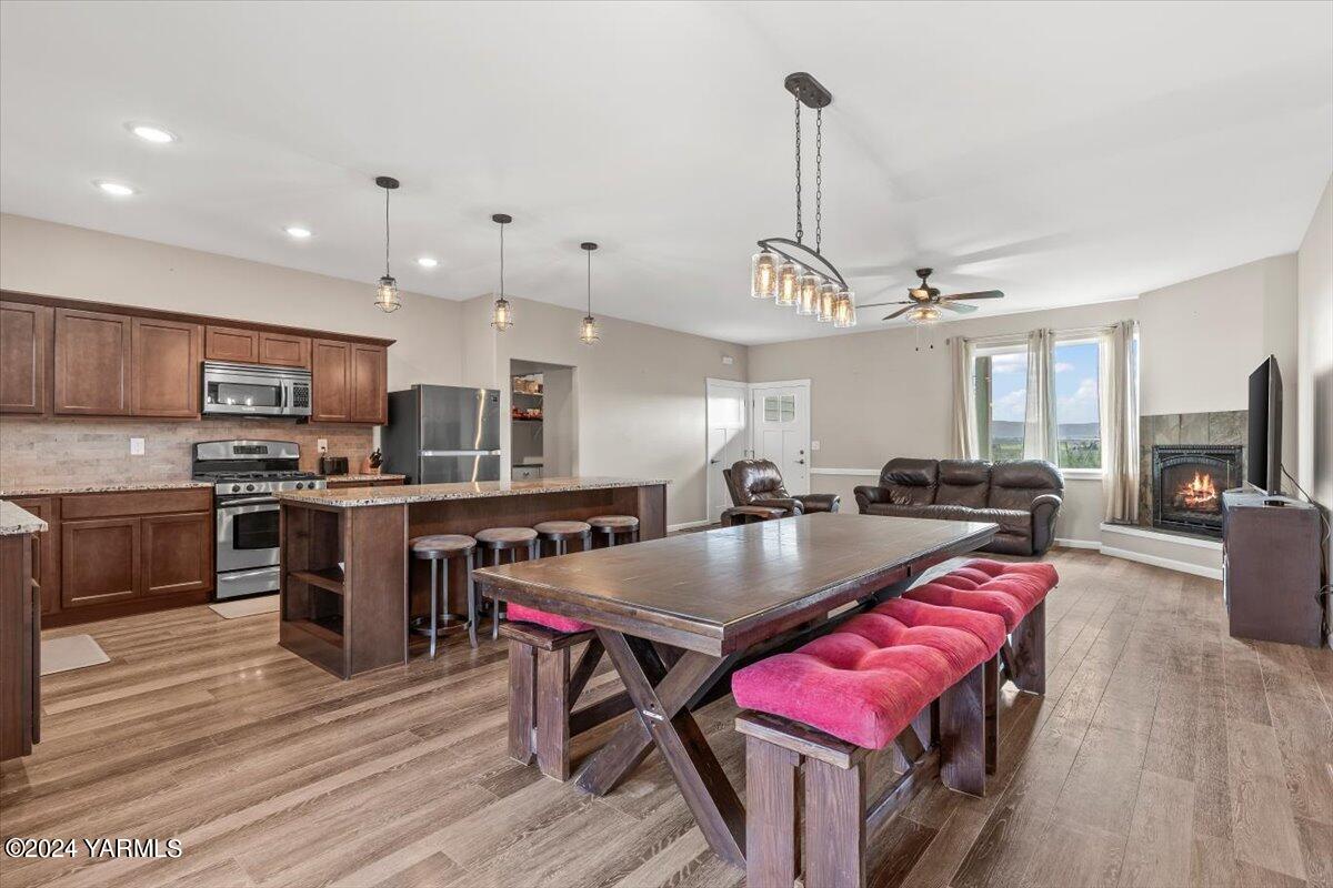 15145 Summitview Ext Road Yakima, WA 98908 - Photo 8 of 34 8- Kitchen and Living Room