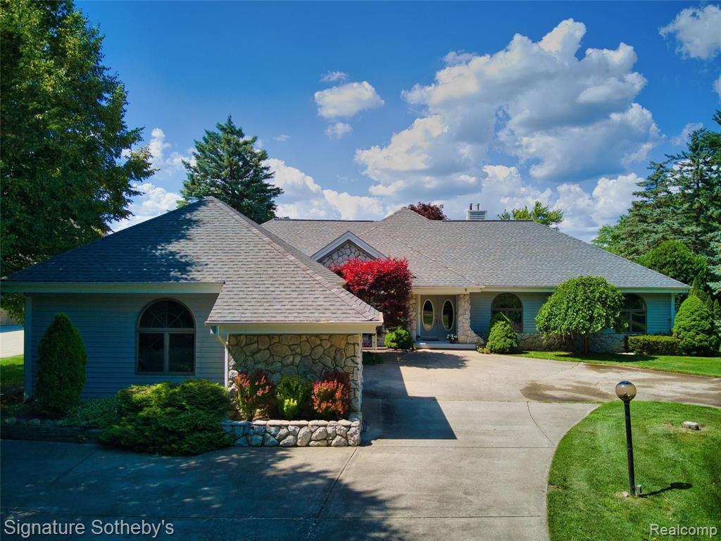 2020 Lake Angelus Road Lake Angelus, MI 48326 - Photo 4 of 52