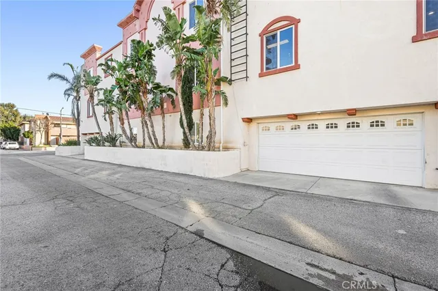 a view of entryway with flower and wooden floor