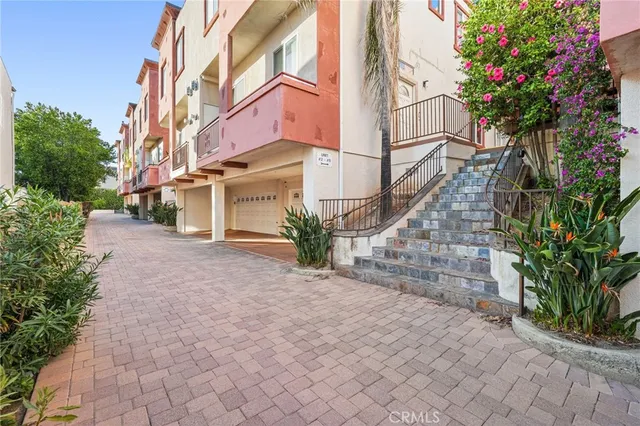 $3,995 | 10235 Independence Avenue, Unit 5, Chatsworth, CA 91311