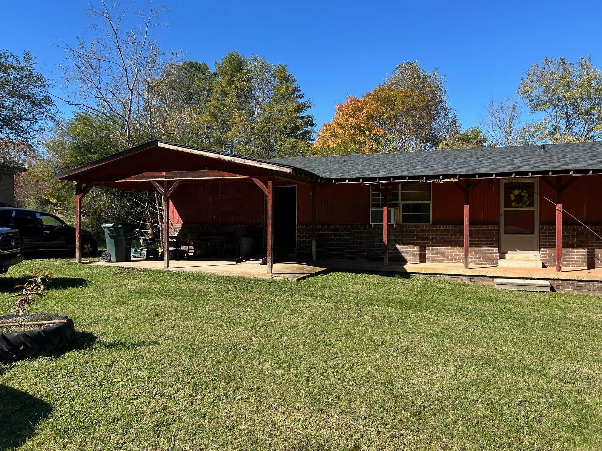 a view of a house with backyard and porch