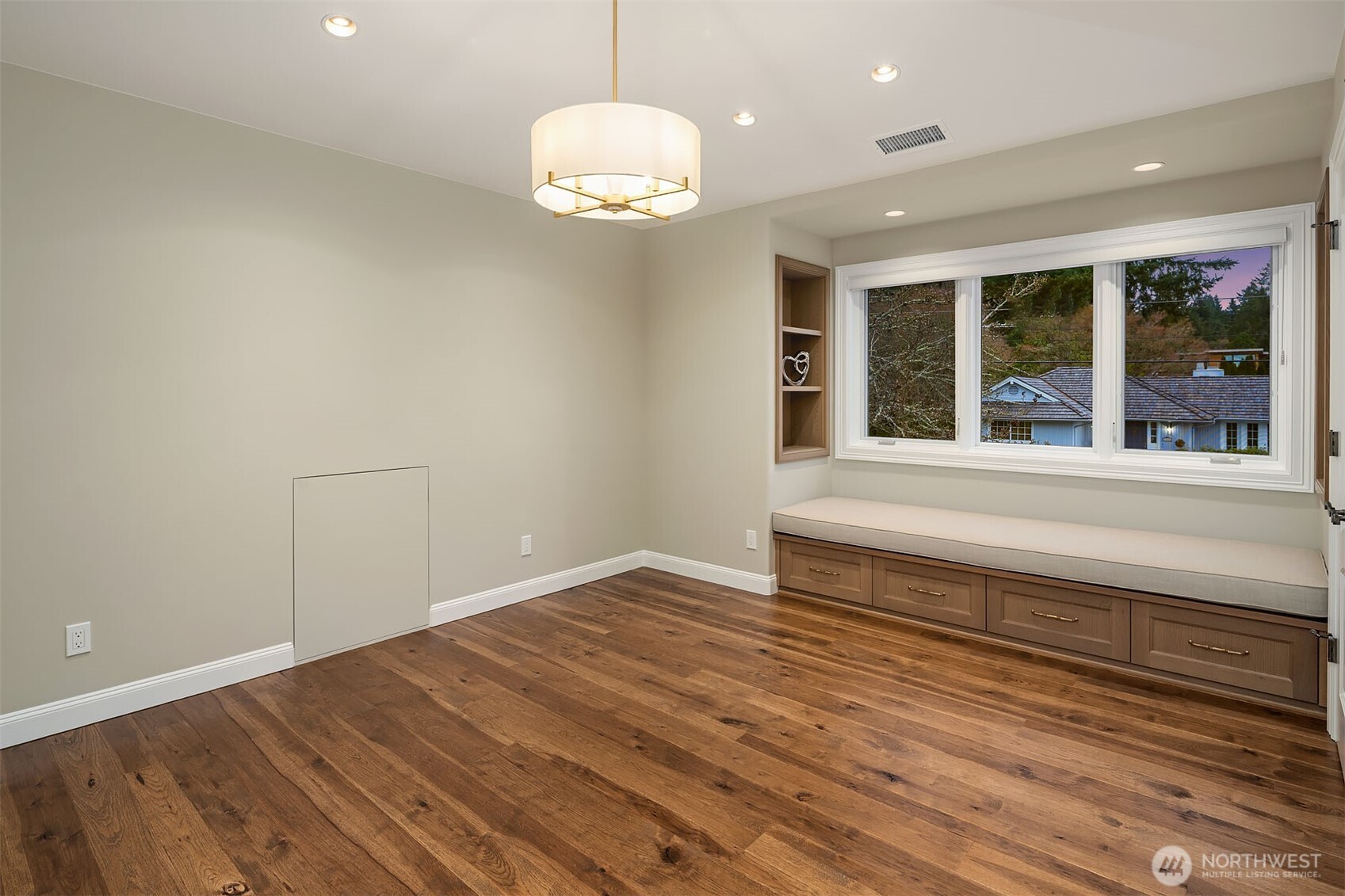 854 Evergreen Point Road Medina, WA 98039 - Photo 18 of 40 en empty room with wooden floor and large window